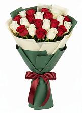 Букет Микс из красных и белых роз в Псотино