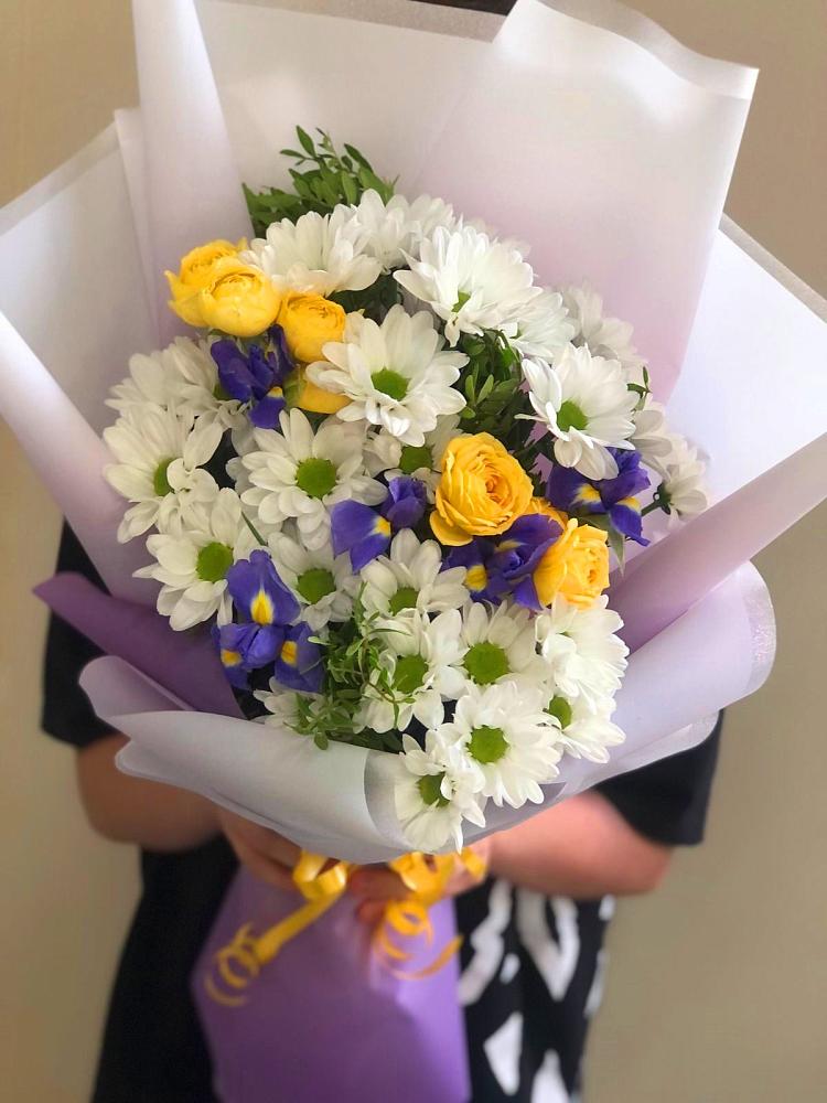 Букет цветов из: Ирисы, Хризантемы и Розы в Псотино
