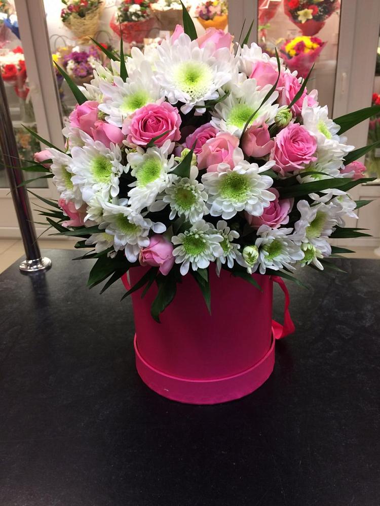 Цветочная композиция из Розы и Хризантемы в шляпной коробке в Псотино