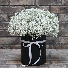 Цветочная композиция из Гипсофила в шляпной коробке в Псотино