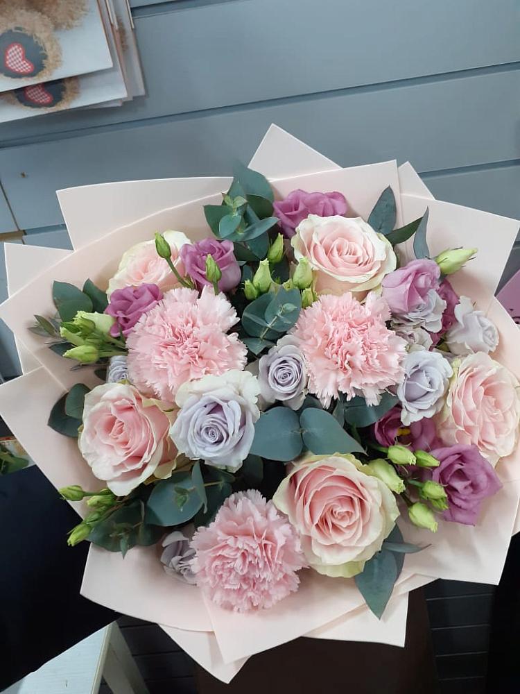 Букет цветов из: Розы, Гвоздики и Лизиантусы в Псотино